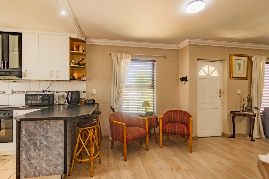 6 Bedroom Property for Sale in Uitzicht Western Cape